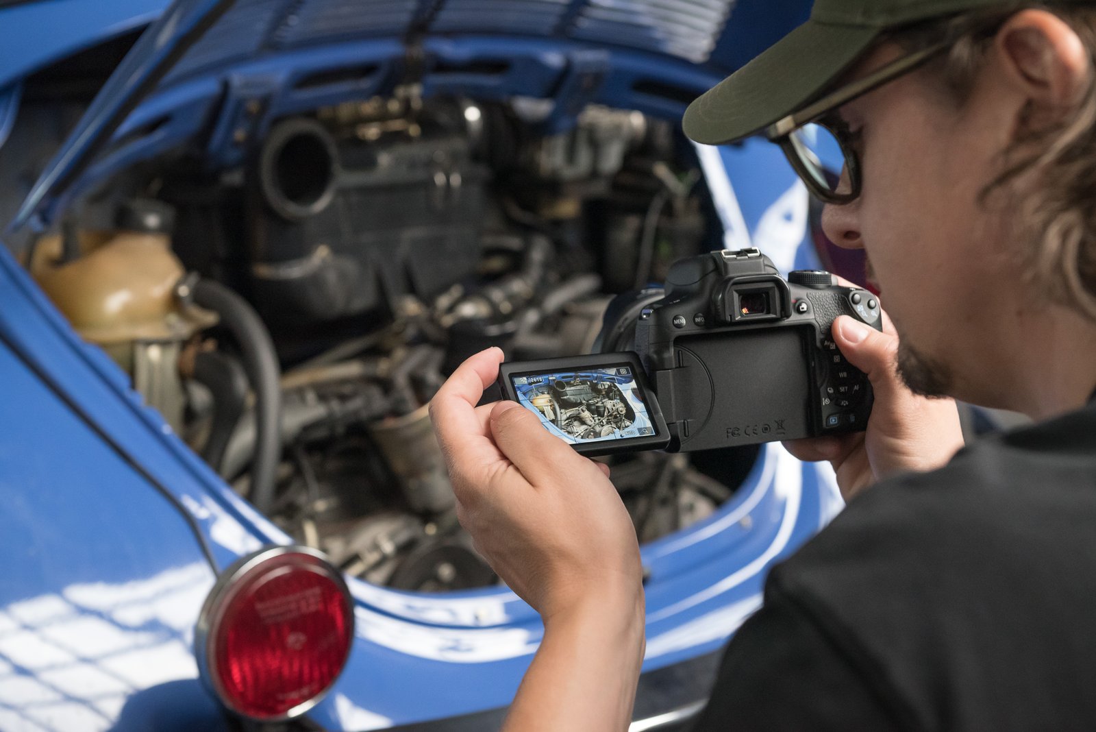 Matthias Kiwitt fotografiert den Motorraum eines Liebhaberfahrzeugs für das Wertgutachten